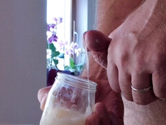 Cicci77 continues the collection with another big cumshot from Pedro. Just missing 75 grams!