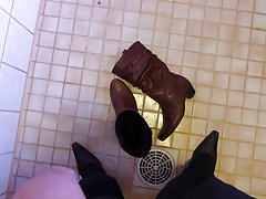 Piss in wifes brown leather boot