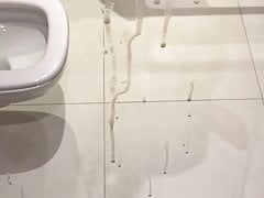 Glaswand in einer Hotel Dusche ordentlich bespritzt