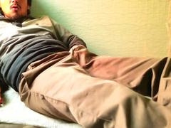 A dude masturbating alone, watch closely, reaches climax