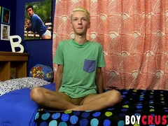 Thin lad Benjamin Riley makes his heavy prick dump jizz