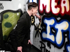 Muscular boss invites the twink lad into his office