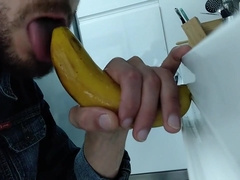 Te Gustaria Que Esta Banana Fuera Tu Verga, Y Que Sacase Tu Leche Explotando En Mi Boca