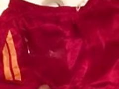 Piss in Masters Glanzshorts
