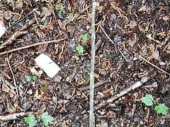 Boy pisst Outdoor