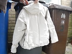 Filling a white jacket hood