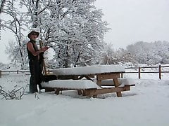 hard exhib, naked in fresh snow