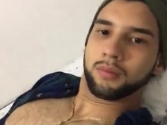 Joven hermoso con traje de leñador se toca