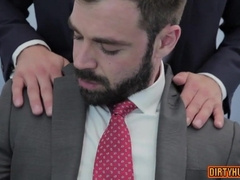 Watch this muscular dude shoot his load in a hot anal ramming