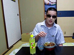 [syamu]Japanese queer dude Junpei makes a curry with pork cutlet and munch