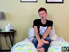 twunk stretches his bum and jerks off to an explosive finish