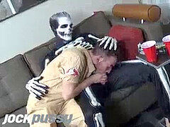 Aproveitou e sugou a jeba do novinho fantasiado de esqueleto - https://go.hotmart.com/M36223090D