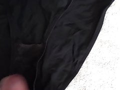 Petite ejac sur la culotte sale de ma femme