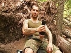 Deutscher im Wald mit einem Fleshlight