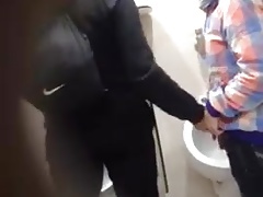 Pegando no pinto do garotao