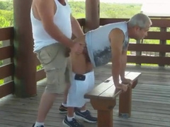 Gordito se folla a abuelo en la calle