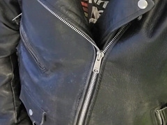 Sandro wanking off and nutting in a total leather clothing with chucks
