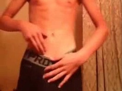 Watch this kinky amateur twink get steamy in the bathroom with a wet surprise