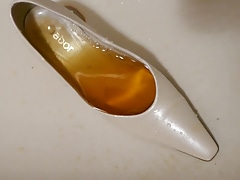 Piss in wifes white classic pump