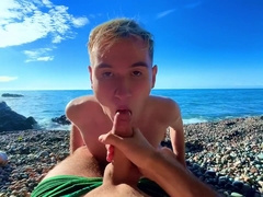 Сосет большой член с проглотил, и дает кончить в узкую жопу на нудийстком пляже