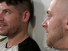Buff hunk with shlong gets sucked