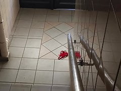 Une vielle ramasse un string en bas