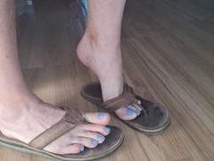 Check out my masculine feet in flip flops