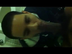 Chupando rolao no banheiro 7