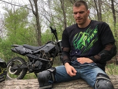 Экстремальный БАЙКЕР дрочит МОЩНЫЙ член в лесу и заливает спермой свой мото