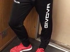 Ragazzo in givova nel treno