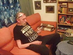 Sau schaut Porno am Handy und onaniert