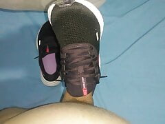 playing with wife's new nike revolution 5