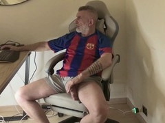 Mature daddy Itapapixxl having fun at the desk with his meaty big dick