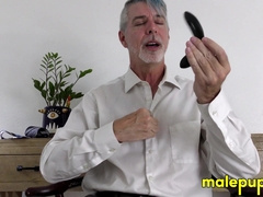 Richard Lennox shows how the diamo toy works and jerks hard on cam