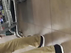 Cara de Havaianas com meias no supermercado