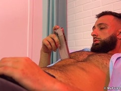 Hunky Maui flaunts his furry body and big feet while pleasuring himself