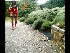 Presque nue dans mon jardin je fais la salope sous la pluie