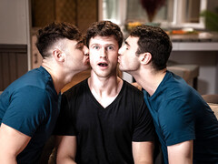 Muscular blokes share ass and cock in loud threesome