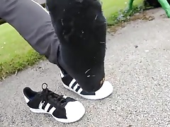 Rapaz perfeitinho exibindo seus Adidas e seus pes