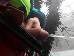 pisciata all'aperto