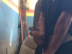 Mecânico se masturbando no trabalho