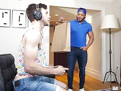 MANROYALE Gamer Twink Uses Tight Ass To Tip Delivery Driver
