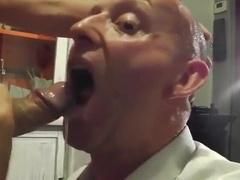 Saugender Nachbar: Amateur-Oral pleasure von einem Muskelprotz