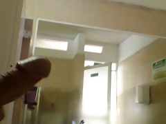 Paja en banio publico