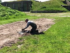 mit Anzug im Schlamm Teil 4
