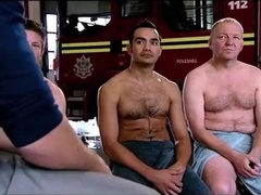 Bombeiros fazendo exame nos testiculos 4