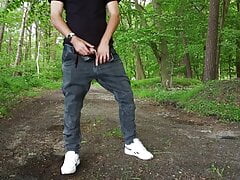 Watch this dude taking a piss