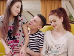 Incroyable, Sucer une bite, En levrette, 2 femmes 1 homme, Rousse roux, Maigrichonne, Plan cul à trois, Nénés