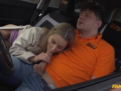 Blondine, Auto, Hundestellung, Aufs gesicht abspritzen, Würgen, Muschi, Rau, Hintern versohlen