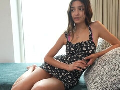 Gros cul, Sucer une bite, Brunette brune, En gros plan de très près, Mignonne, Petite femme, Maigrichonne, Nénés